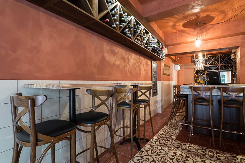 Mobiliers sélectionnés avec soin par Elégance au m2 pour ce beau bistrot provençal à Aix-en-Provence.